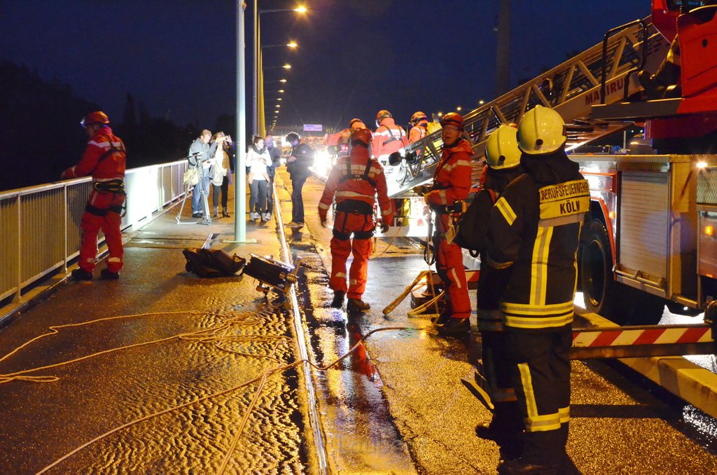 Einsatz BF Hoehenretter Koelner Seilbahn Hoehe Zoobruecke P2310.JPG